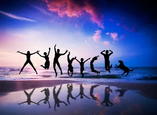 海边跳跃人群高清图片