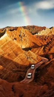 黄土高坡公路上行驶的大巴车高清摄影图片