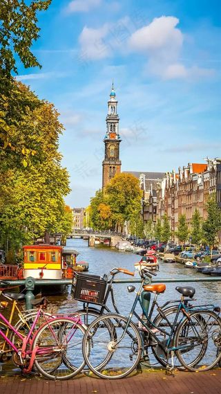 外国城市河道桥上自行车高清摄影图片