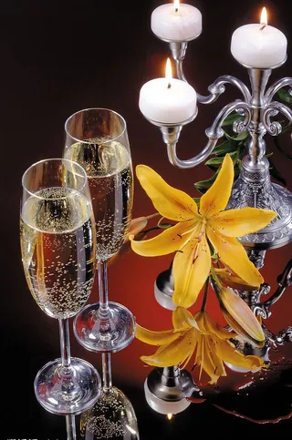 美酒与鲜花图片