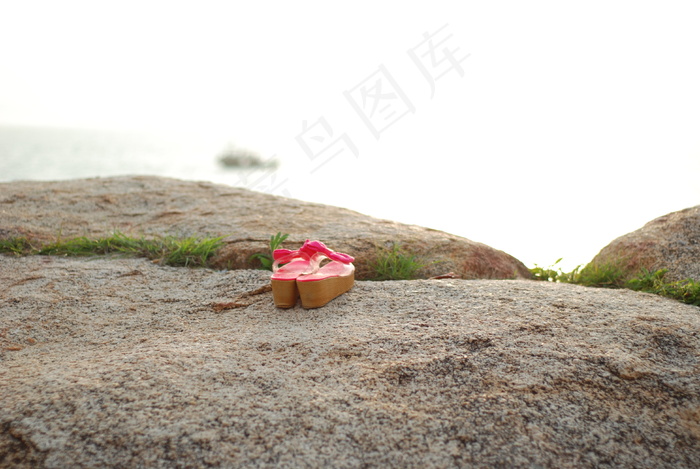 岩石上的拖鞋图片