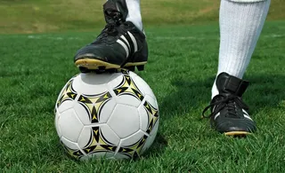 脚踩足球图片