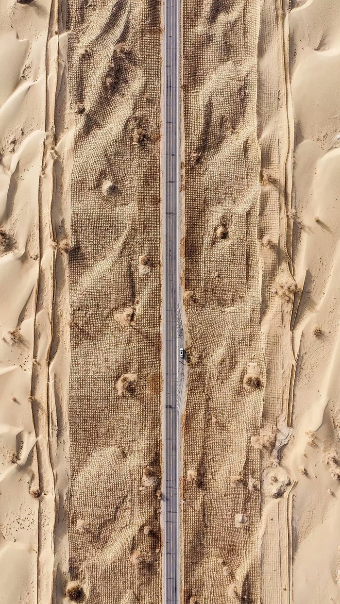 沙漠上的公路高清摄影图片