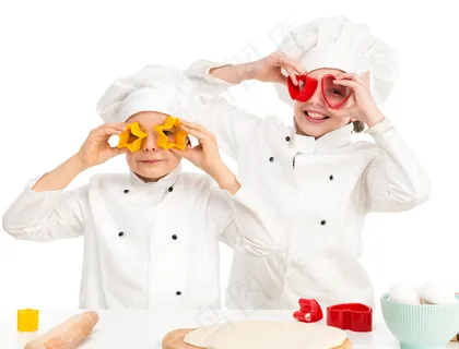 厨师装扮的大人小孩烹饪美食健康家庭情侣亲子素材 厨师装扮的大人小孩烹饪美食健康家庭情侣亲子素材