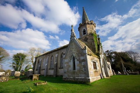 草地上的古老建筑图片
