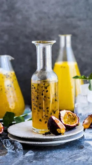 玻璃瓶装着的百香果高清摄影图片