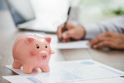 手拿储钱罐金币货币 理财保障商务金融财富增长主题 手拿储钱罐金币货币 理财保障商务金融财富增长主题