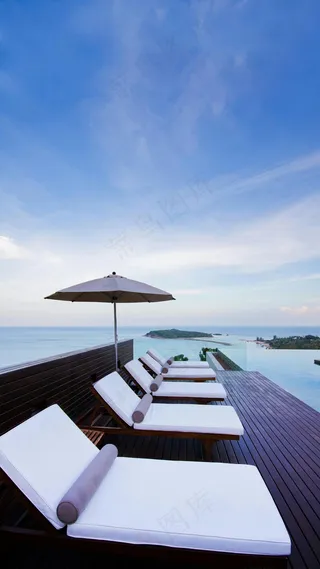 海边上的休闲椅高清摄影图片