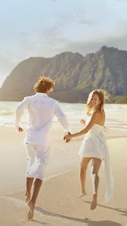沙滩上的情侣高清摄影图片