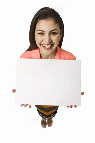 拿着空白广告牌的微笑商务美女图片