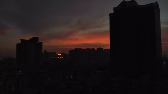 暗红色天空摄影图