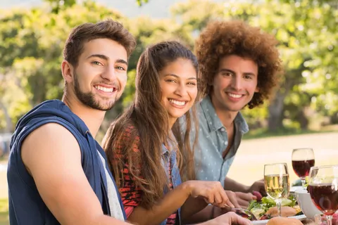 户外野餐烧烤游玩家庭朋友聚餐图片