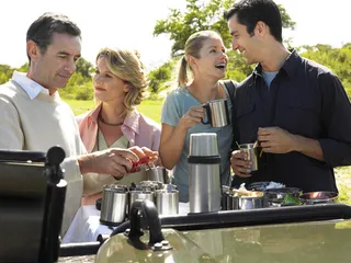 户外野餐烧烤游玩家庭朋友聚餐图片