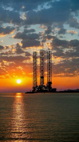 夕阳下的石油井高清摄影图片