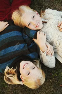 躺在草地上的女孩图片