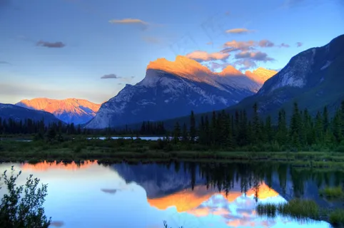 美丽雪山湖泊黄昏美景 美丽雪山湖泊黄昏美景
