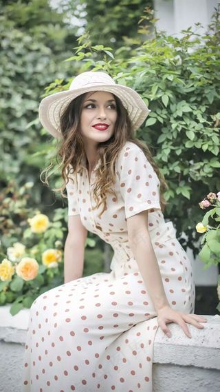 戴着帽子穿着长裙的外国美女高清摄影图片