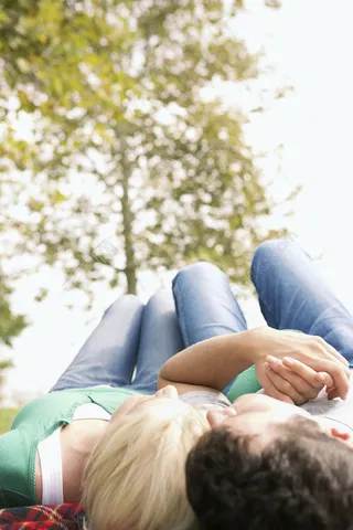 躺在草地上的情侣图片