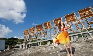 蓝天下的美女图片