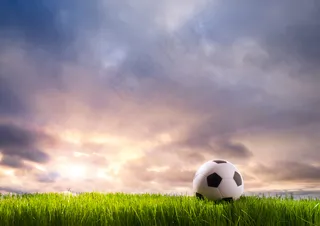 草地上的足球图片