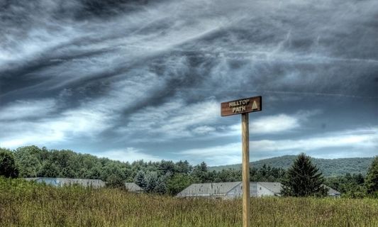 路边的指示牌图片