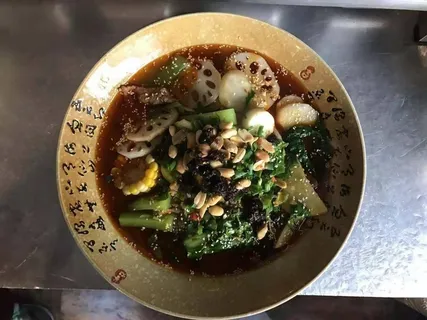 暖色乡村风冒菜餐饮行业实拍餐品摄影图