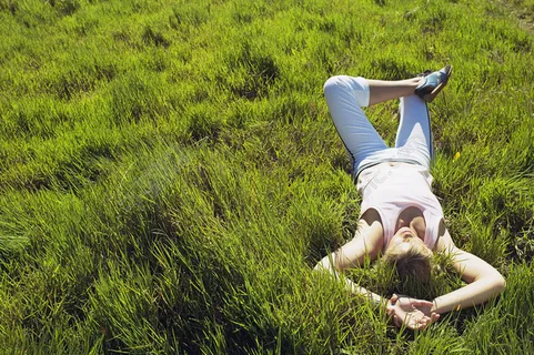 躺在草地上的美女图片