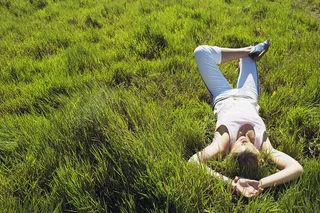 躺在草地上的美女图片