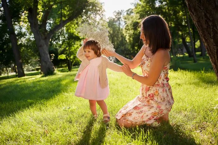 草地上快乐的母女图片
