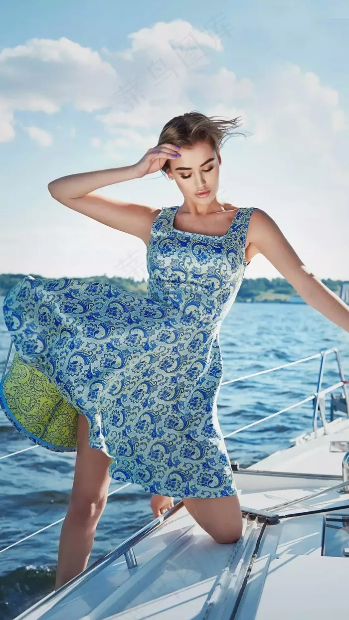 在游艇上穿着长裙的外国美女高清摄影图片