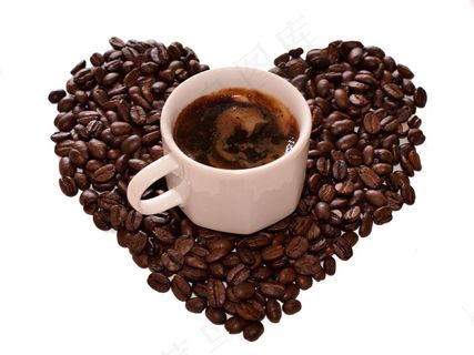 咖啡与心形咖啡豆