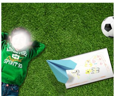 躺在草地上的小男孩