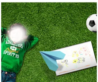 躺在草地上的小男孩