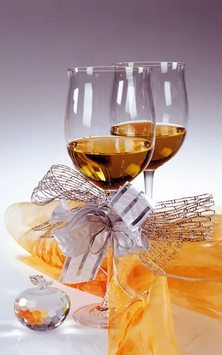 高贵红酒杯图片