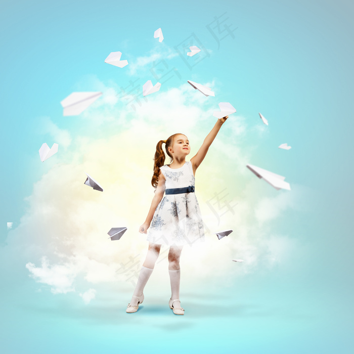 扔纸飞机的小女孩