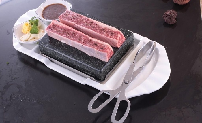 火山岩烧安格斯去骨牛小排图片