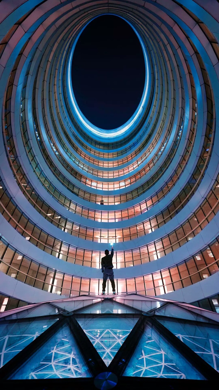 站在楼房*的人高清摄影图片