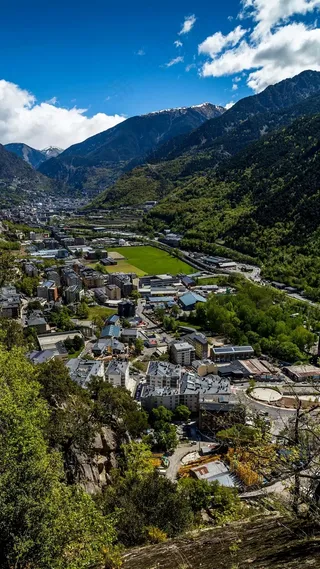 大山下的城镇高清摄影图片