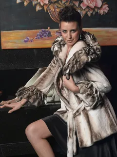 皮草美女模特图片