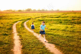 草地上奔跑的儿童图片
