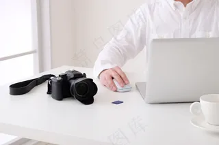 上网的商务男人