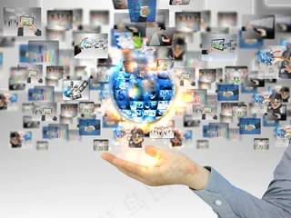 手捧着相片的职业人物