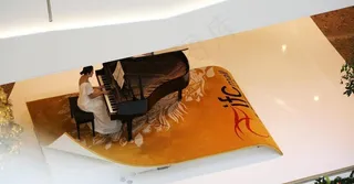 弹钢琴美女图片