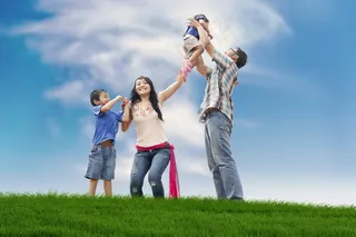 温馨幸福家庭草坪草地父子母子亲子关爱玩耍超大超高清图片