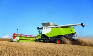 小麦收割机图片