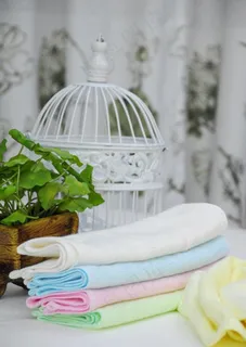 白色鸟笼前放着的彩色毛巾图片