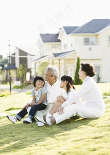 祖孙四人坐在草坪上的图片图片