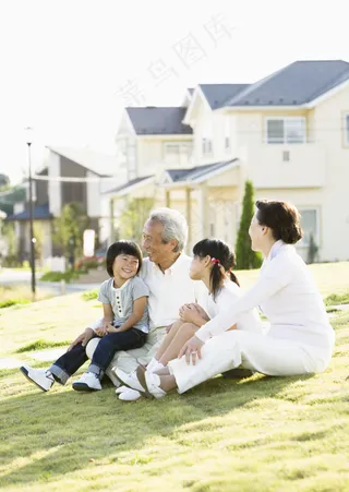 祖孙四人坐在草坪上的图片图片