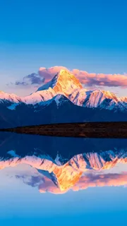 雪峰下的湖面倒影高清摄影图片