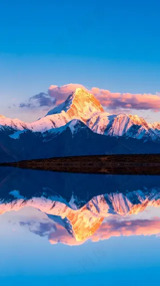 雪峰下的湖面倒影高清摄影图片